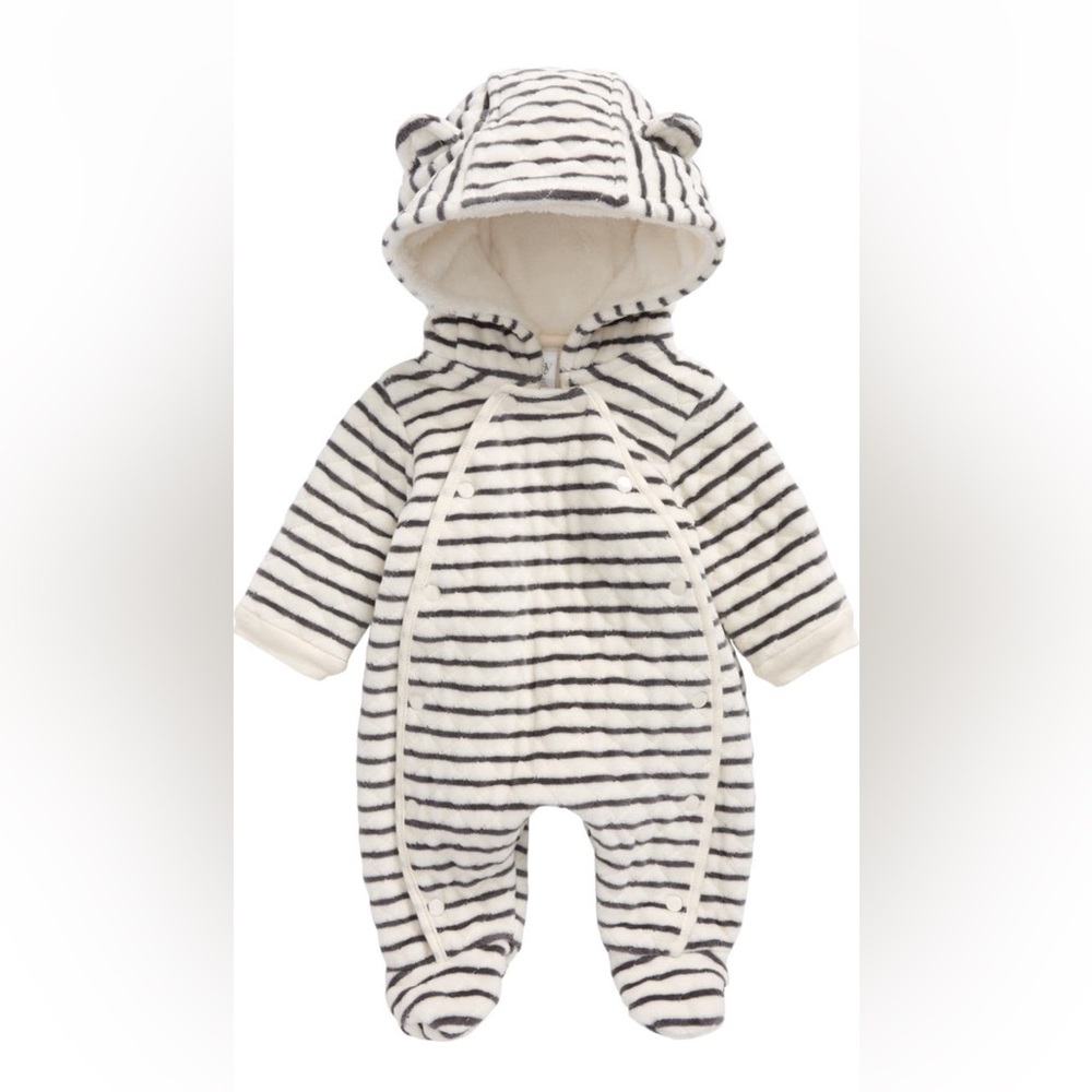 Hooded bunting lined with fleece. Size 6 months in like-new condition!